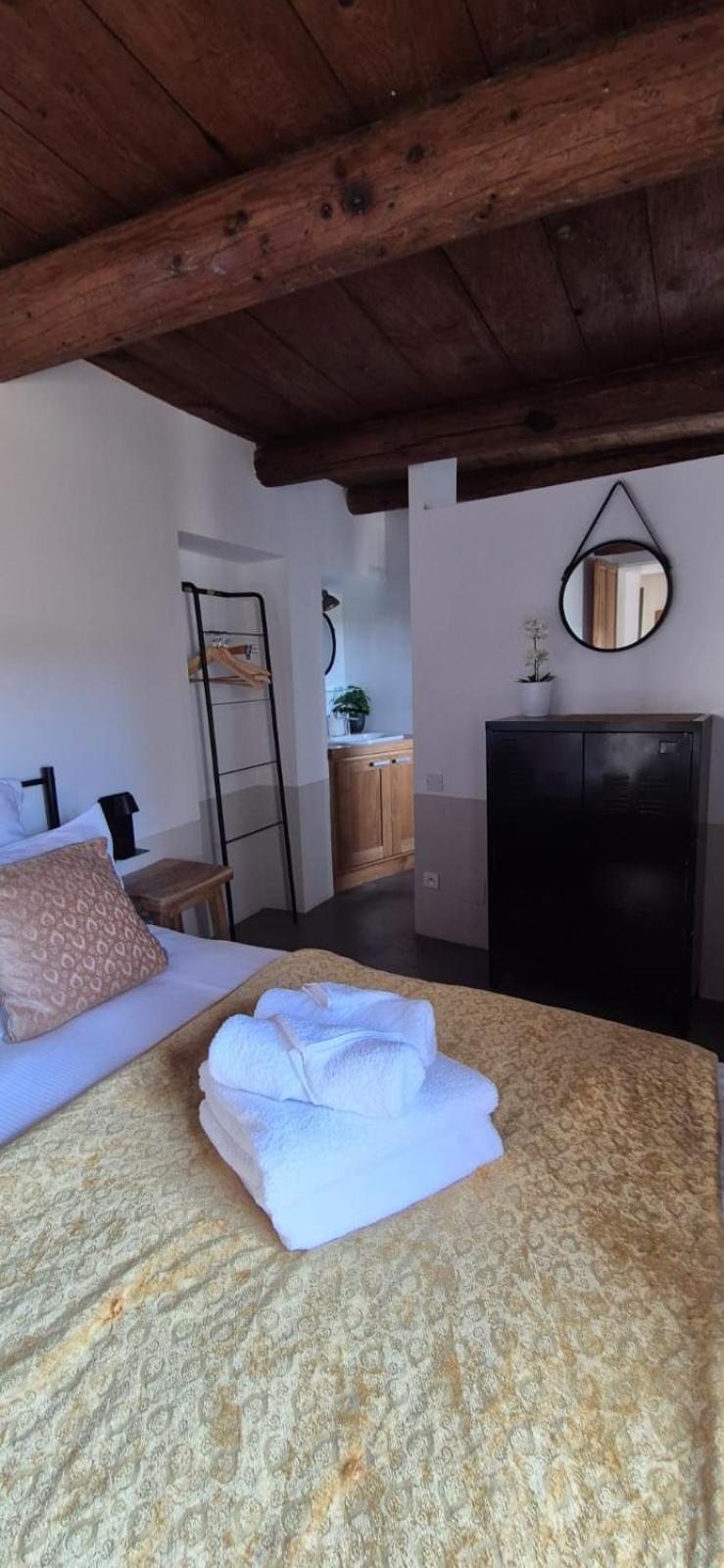 Proche Uzes Le Cocon Du Peintre * Sanilhac-et-Sagries